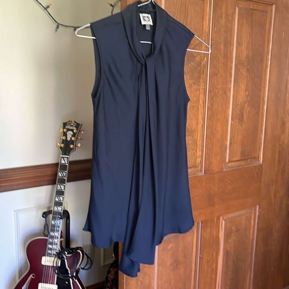 Elegant sleeveless work blouse, great condition.